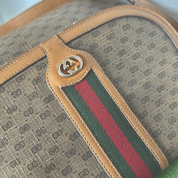 Authentic Gucci Leather Crossbody/Shoulder Bag. - Picture 10 of 14